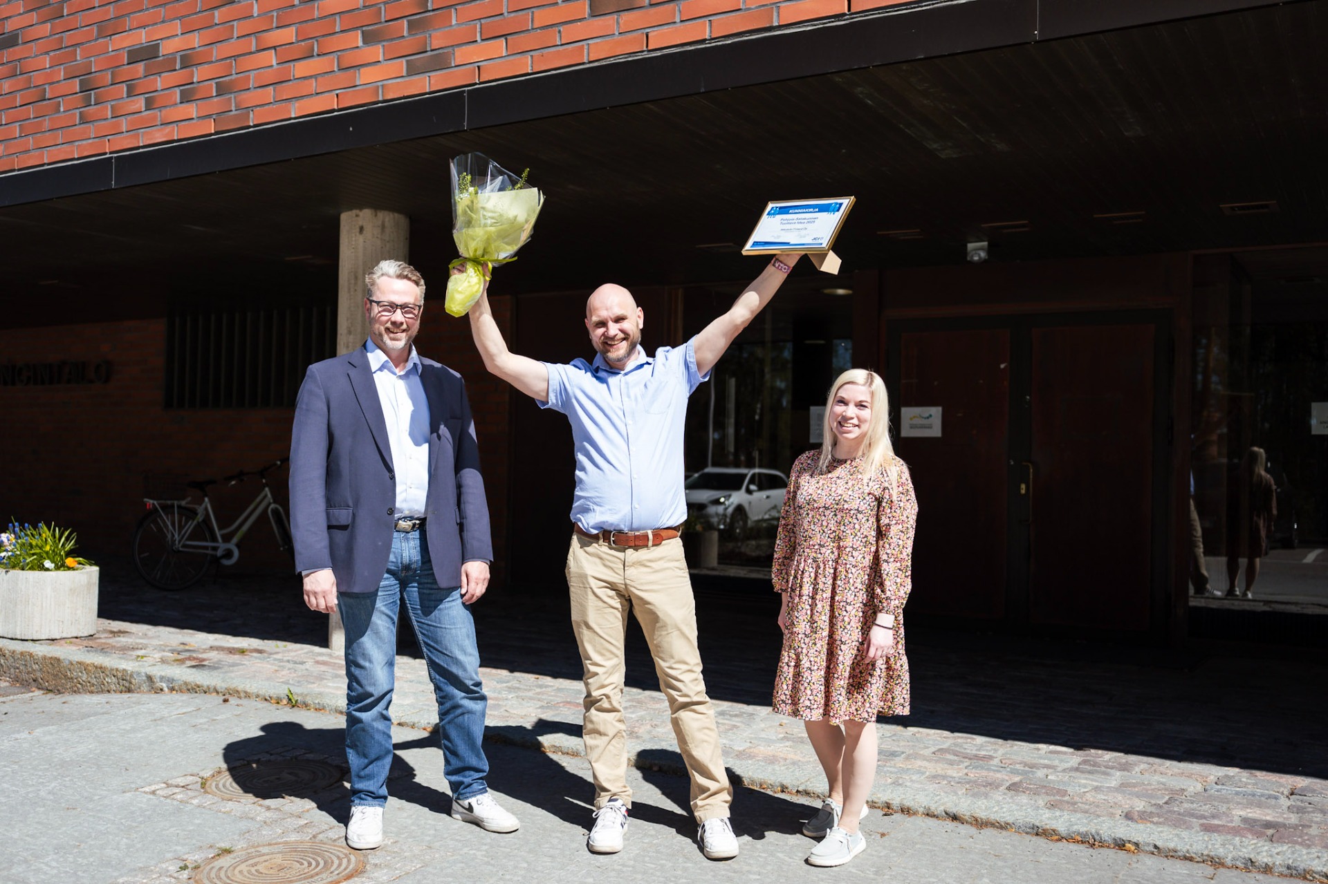 Pohjois-Satakunnan Tuottava Idea-kilpailun 2025 voittaja oli Akkuauto. Kuvassa Heikki Jaakkola Akkuautosta, Kankaanpään kaupunginjohtaja Mika Hatanpää sekä projektipäällikkö Mari Hölttä. Kuva: Lauri Hölttä